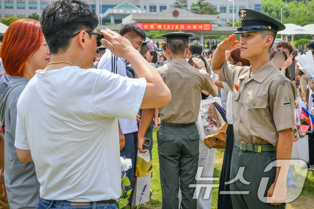 (포항=뉴스1) 최창호 기자 = 3일 경북 포항시 남구 해병대교육훈련단에서 열린 신병 1318기(1297명)의 수료식 수료식을 마친 신병이 부모님께 경례하고 있다.이종문 해병대교육 …