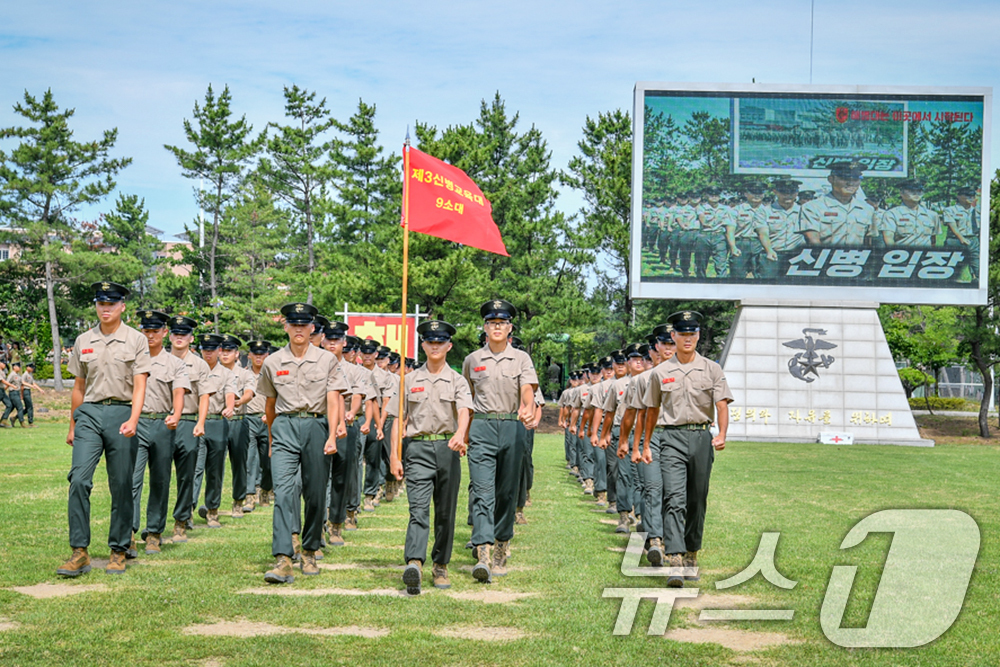 (포항=뉴스1) 최창호 기자 = 3일 경북 포항시 남구 해병대교육훈련단에서 열린 신병 1318기(1297명)의 수료식장으로 입장하고 있다.이종문 해병대교육단장은 "신병 1318기는 …