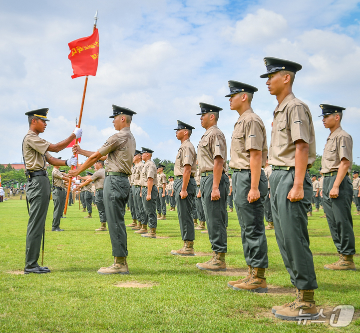 (포항=뉴스1) 최창호 기자 = 3일 경북 포항시 남구 해병대교육훈련단에서 열린 신병 1318기(1297명) 수료식에서 소대장에게 소대기를 이양하고 있다.이종문 해병대교육단장은 " …