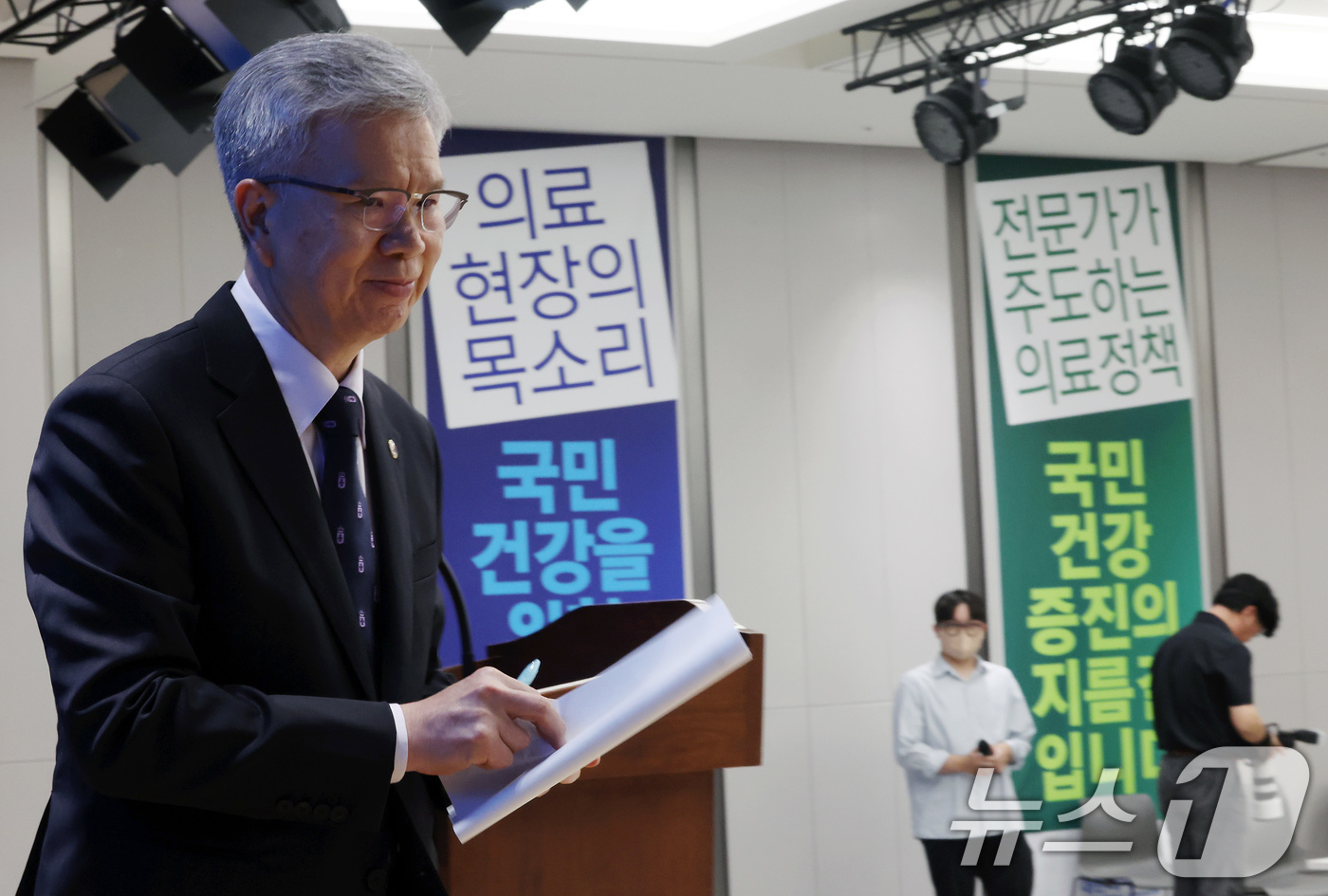 (서울=뉴스1) 이동해 기자 = 김택우 대한의사협회 회장이 3일 오후 서울 용산구 대한의사협회회관에서 정례브리핑을 마친 뒤 이동하고 있다. 2025.7.3/뉴스1