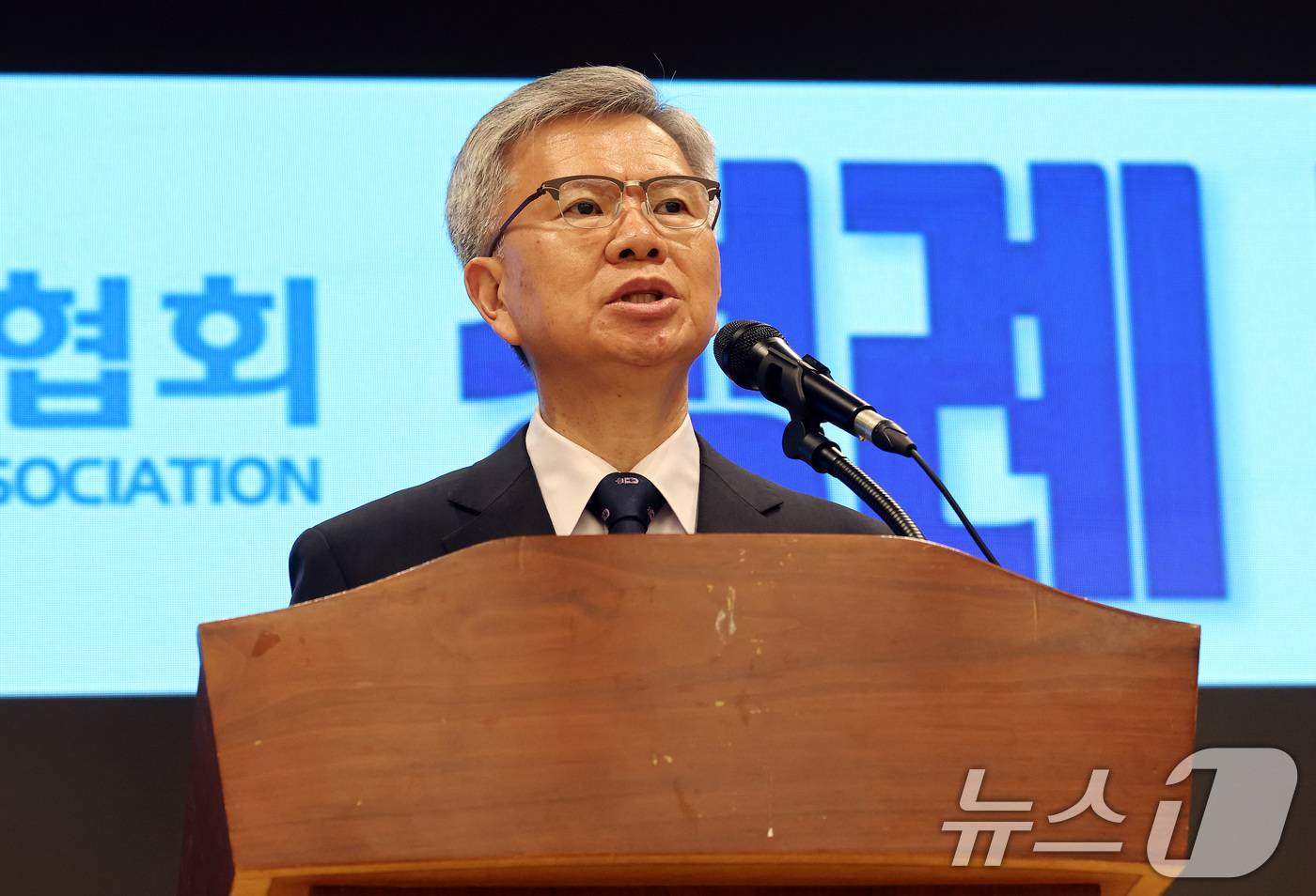 (서울=뉴스1) 이동해 기자 = 김택우 대한의사협회 회장이 3일 오후 서울 용산구 대한의사협회회관에서 정례브리핑을 하고 있다. 2025.7.3/뉴스1