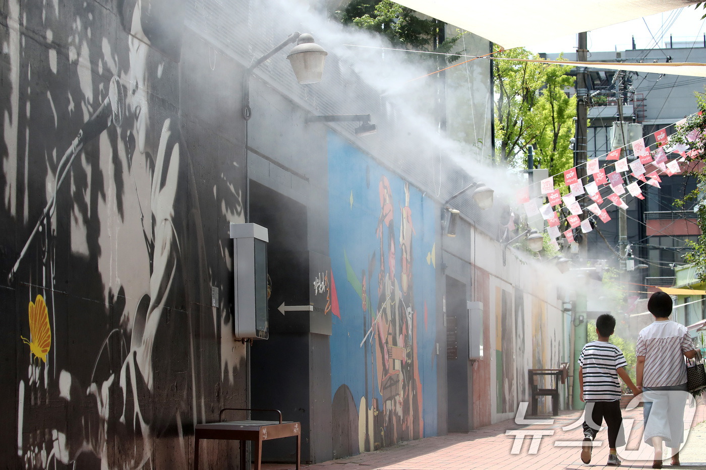 (대구=뉴스1) 공정식 기자 = 일주일째 폭염특보가 이어진 3일 대구 중구 김광석길에 설치된 쿨링포그가 가동돼 불볕더위를 식히고 있지만, 찾는 사람이 드물어 발길은 뜸하기만 하다. …