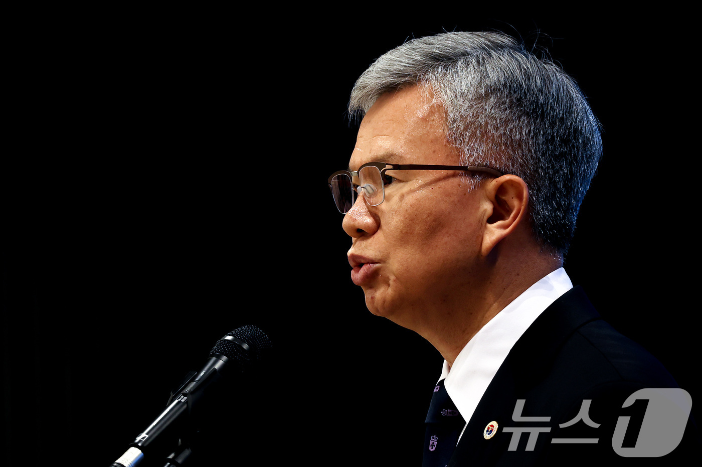 (서울=뉴스1) 이동해 기자 = 김택우 대한의사협회 회장이 3일 오후 서울 용산구 대한의사협회회관에서 정례브리핑을 하고 있다. 2025.7.3/뉴스1