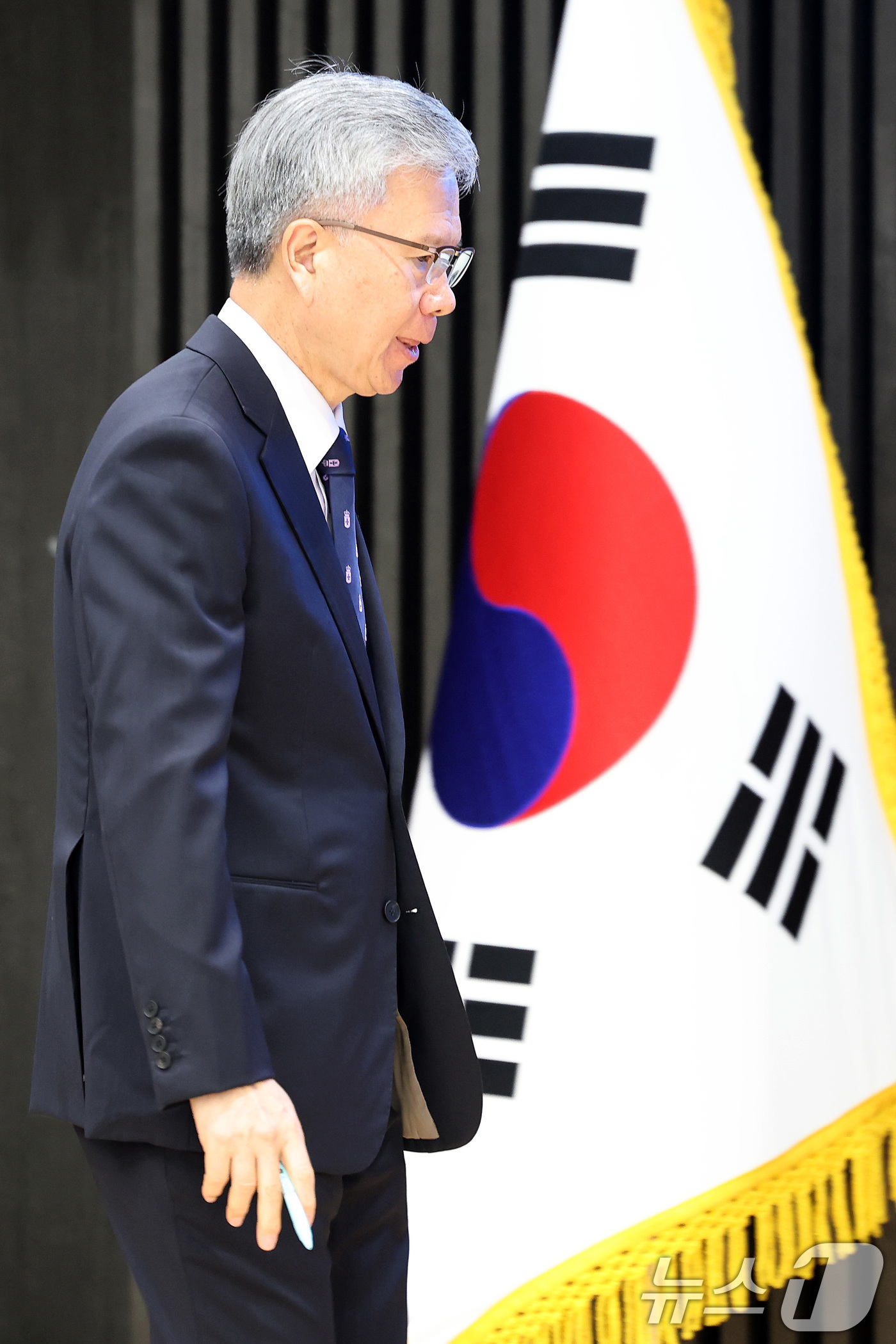 (서울=뉴스1) 이동해 기자 = 김택우 대한의사협회 회장이 3일 오후 서울 용산구 대한의사협회회관에서 정례브리핑을 위해 입장하고 있다. 2025.7.3/뉴스1