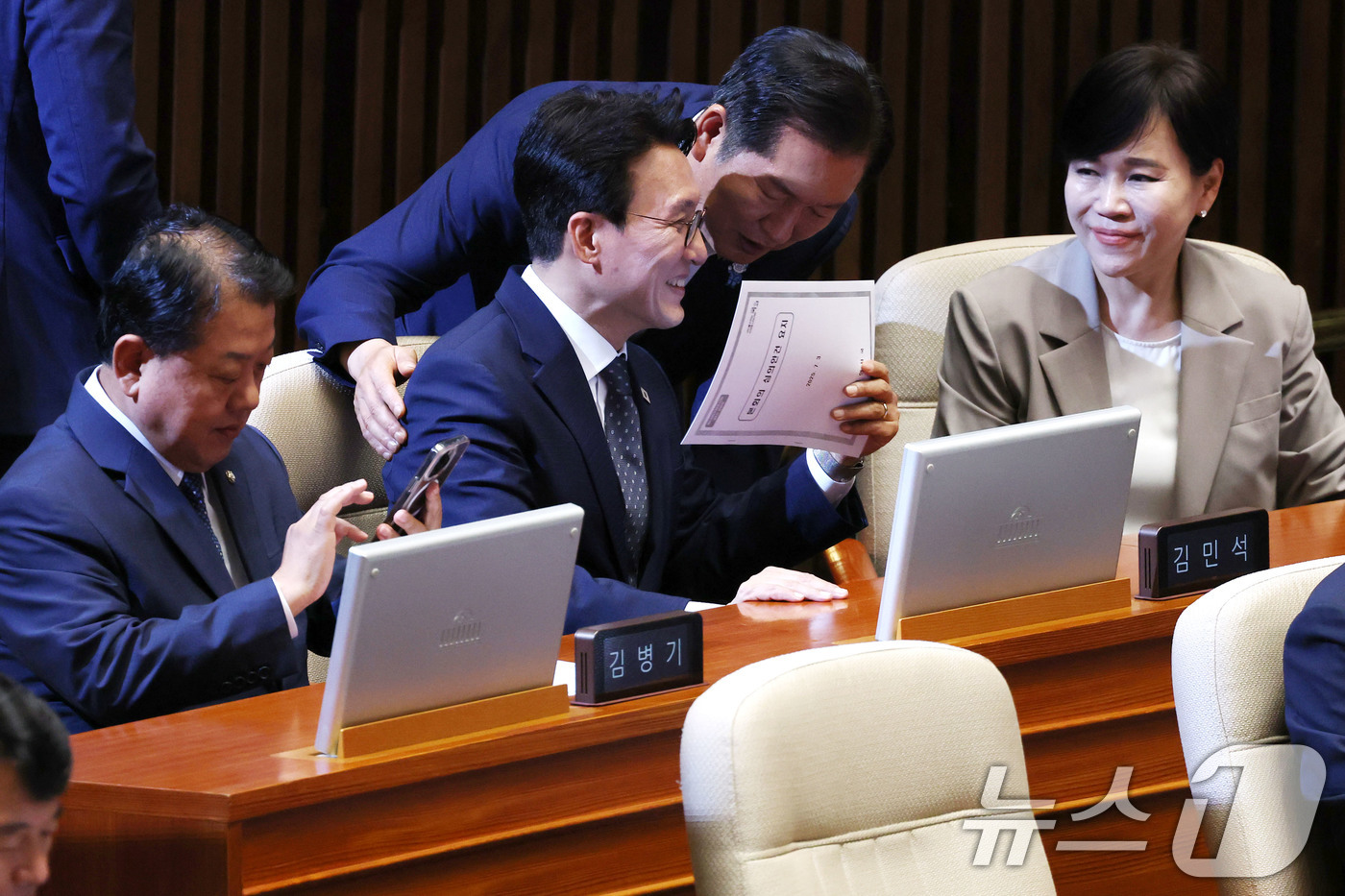 (서울=뉴스1) 이광호 기자 = 김민석 국무총리 후보자가 3일 오후 서울 여의도 국회에서 열린 본회의에서 정청래 더불어민주당 의원과 대화하고 있다. 2025.7.3/뉴스1