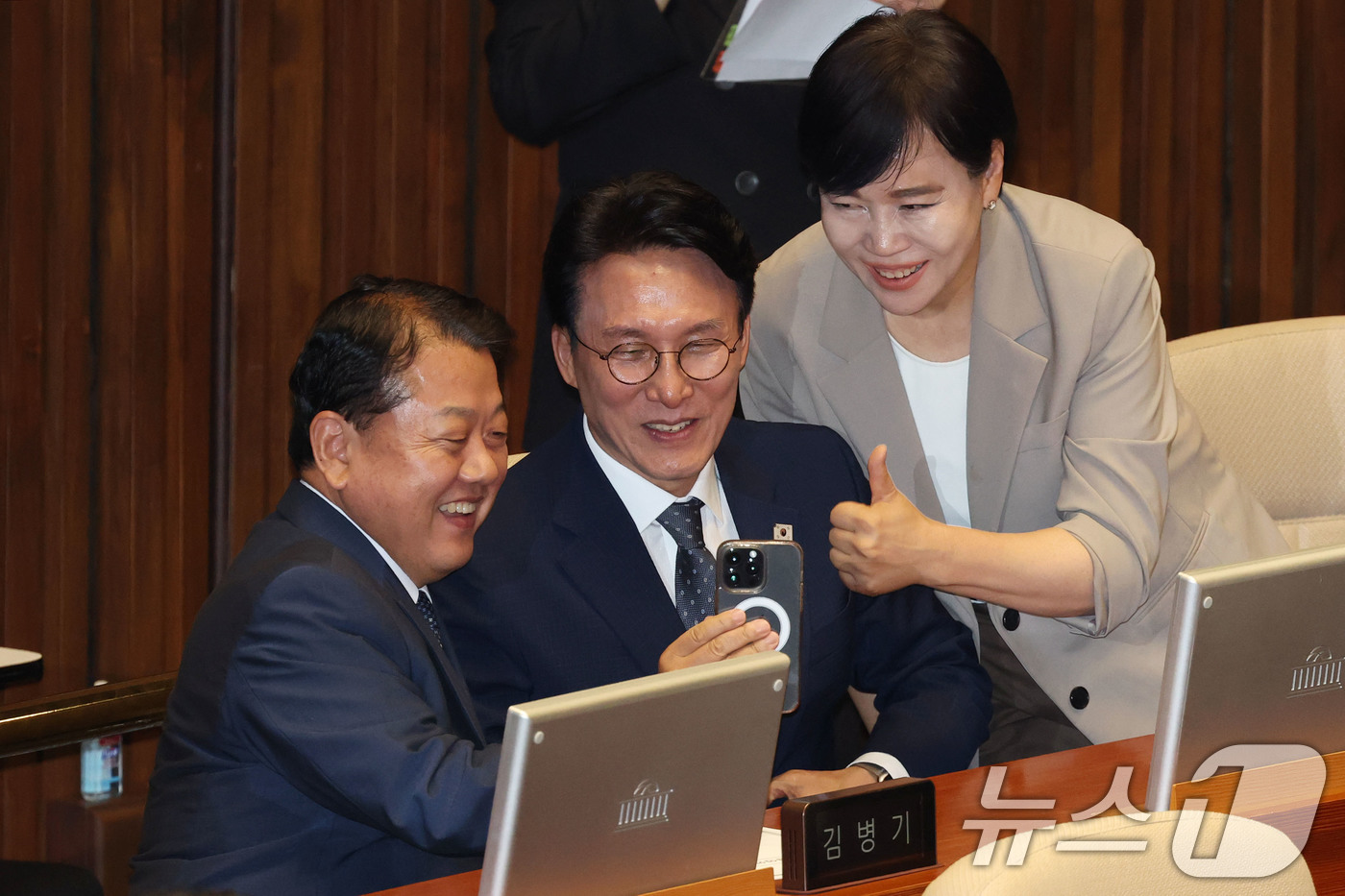 (서울=뉴스1) 이광호 기자 = 김민석 국무총리 후보자가 3일 오후 서울 여의도 국회에서 열린 본회의에서 김병주,전현희 더불어민주당 의원과 기념촬영을 하고 있다. 2025.7.3/ …