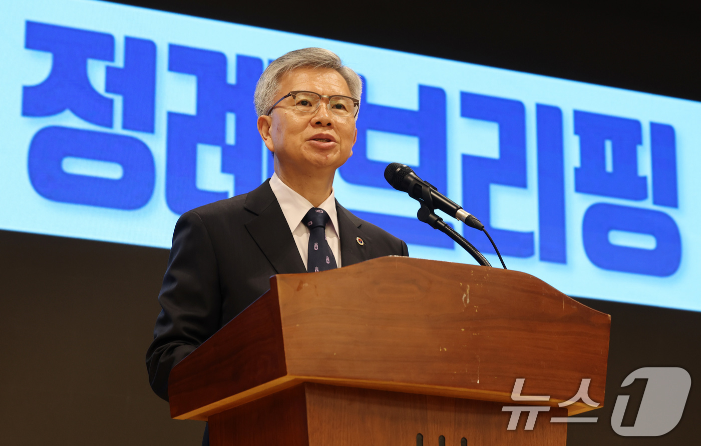 (서울=뉴스1) 이동해 기자 = 김택우 대한의사협회 회장이 3일 오후 서울 용산구 대한의사협회회관에서 정례브리핑을 하고 있다. 2025.7.3/뉴스1