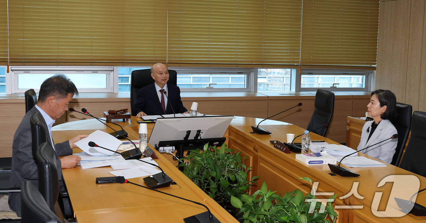 (서울=뉴스1) 장수영 기자 = 안창호 국가인권위원회 위원장이 3일 오후 서울 중구 인권위에서 열린 제16차 상임위원회를 주재하고 있다.이날 상임위에서는 군 인권교육 강화를 위한 …