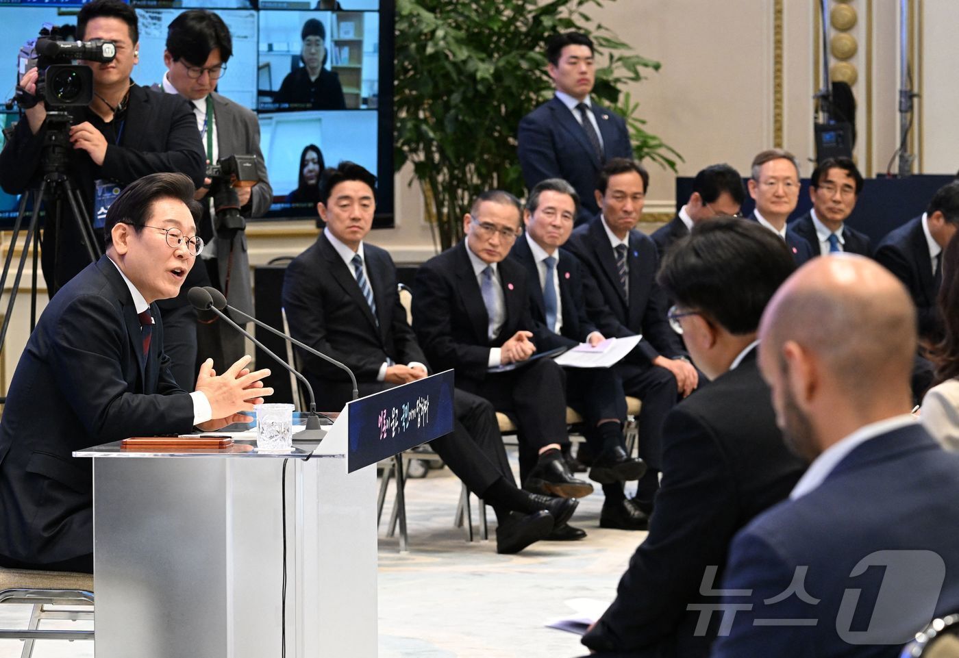 본문 이미지 - 이재명 대통령이 지난 7월 3일 청와대 영빈관에서 열린 &#39;대통령의 30일, 언론이 묻고 국민에게 답하다&#39; 기자회견에서 발언하고 있다. ⓒ AFP=뉴스1 ⓒ News1 송원영 기자