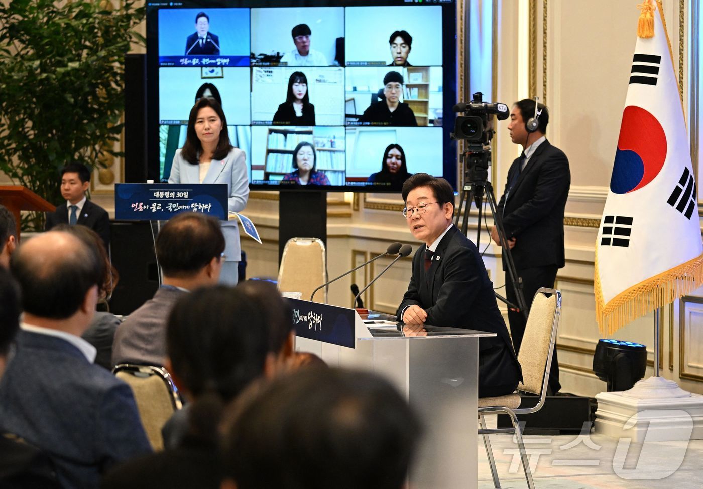 (AFP=뉴스1) 송원영 기자 = 이재명 대통령이 3일 서울 청와대 영빈관에서 열린 ‘대통령의 30일, 언론이 묻고 국민에게 답하다’ 기자회견에서 발언을 하고 있다.ⓒ AFP=뉴스 …