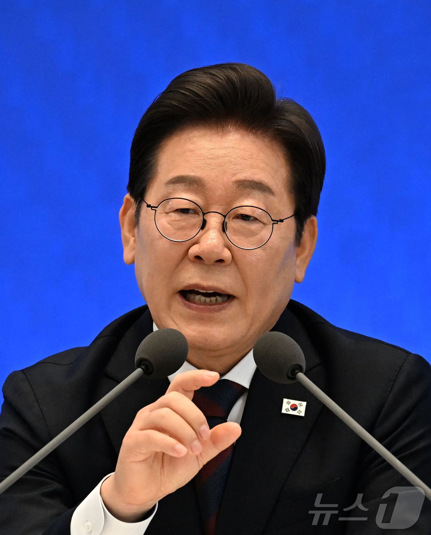 (AFP=뉴스1) 송원영 기자 = 이재명 대통령이 3일 서울 청와대 영빈관에서 열린 ‘대통령의 30일, 언론이 묻고 국민에게 답하다’ 기자회견에서 발언을 하고 있다.ⓒ AFP=뉴스 …