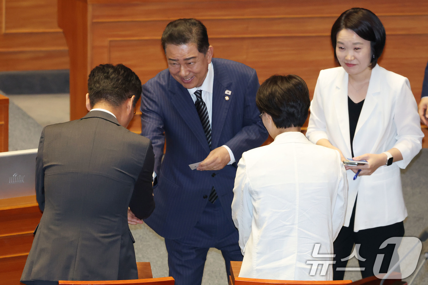 (서울=뉴스1) 이광호 기자 = 김병기 더불어민주당 대표 직무대행 겸 원내대표가 3일 오후 서울 여의도 국회에서 열린 본회의에서 김민석 국무총리 후보자 임명동의안 무기명 투표를 하 …