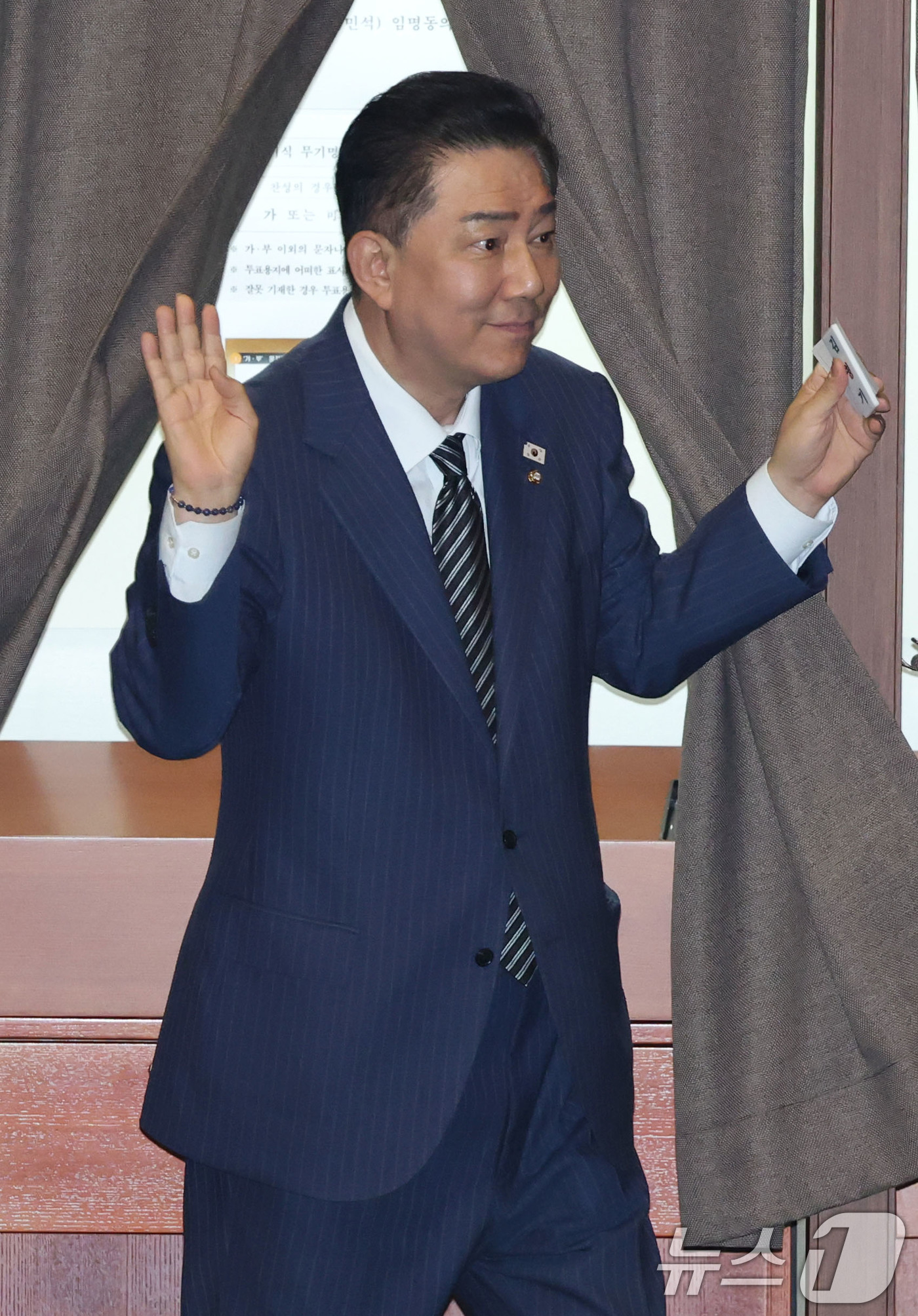 (서울=뉴스1) 이광호 기자 = 김병기 더불어민주당 대표 직무대행 겸 원내대표가 3일 오후 서울 여의도 국회에서 열린 본회의에서 김민석 국무총리 후보자 임명동의안 무기명 투표를 하 …