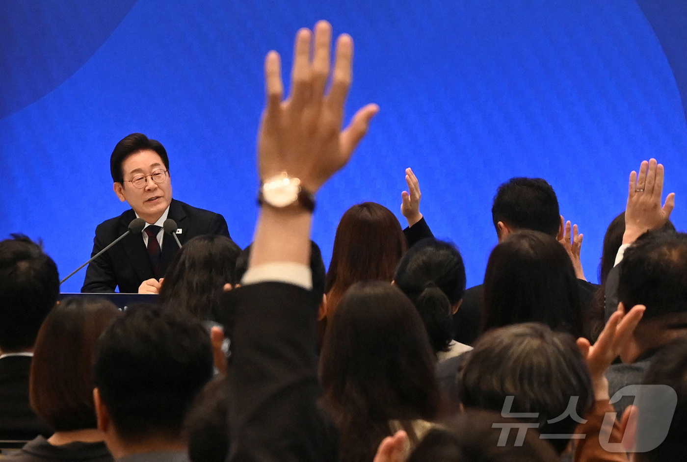 (로이터=뉴스1) 박세연 기자 = 이재명 대통령이 3일 서울 청와대 영빈관에서 열린 ‘대통령의 30일, 언론이 묻고 국민에게 답하다’ 기자회견에서 취재진 질문에 답하고 있다.ⓒ 로 …
