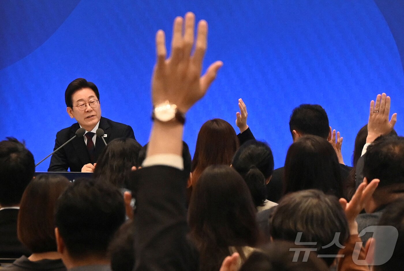 본문 이미지 - 이재명 대통령이 3일 서울 청와대 영빈관에서 열린 ‘대통령의 30일, 언론이 묻고 국민에게 답하다’ 기자회견에서 취재진 질문에 답하고 있다. ⓒ 로이터=뉴스1 ⓒ News1 박세연 기자