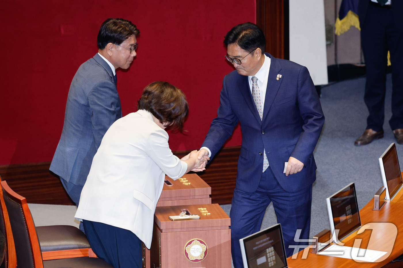 (서울=뉴스1) 안은나 기자 = 우원식 국회의장이 3일 오후 서울 여의도 국회에서 열린 제426회국회(임시회) 제4차 본회의에서 김민석 국무총리 임명동의안에 무기명 투표를 하고 있 …