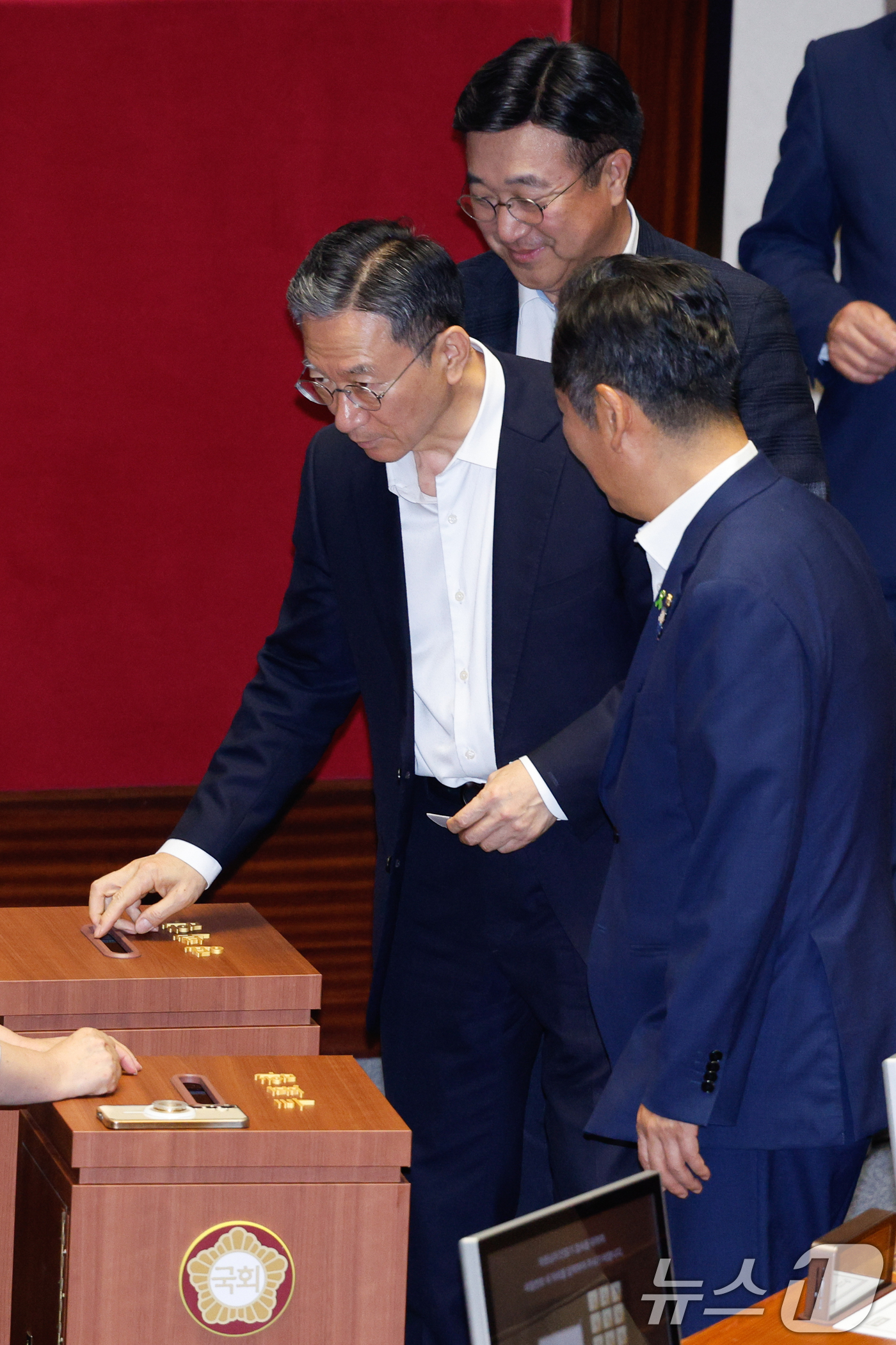 (서울=뉴스1) 안은나 기자 = 더불어민주당 정청래(오른쪽부터), 정성호, 윤호중 의원이 3일 오후 서울 여의도 국회에서 열린 제426회국회(임시회) 제4차 본회의에서 김민석 국무 …