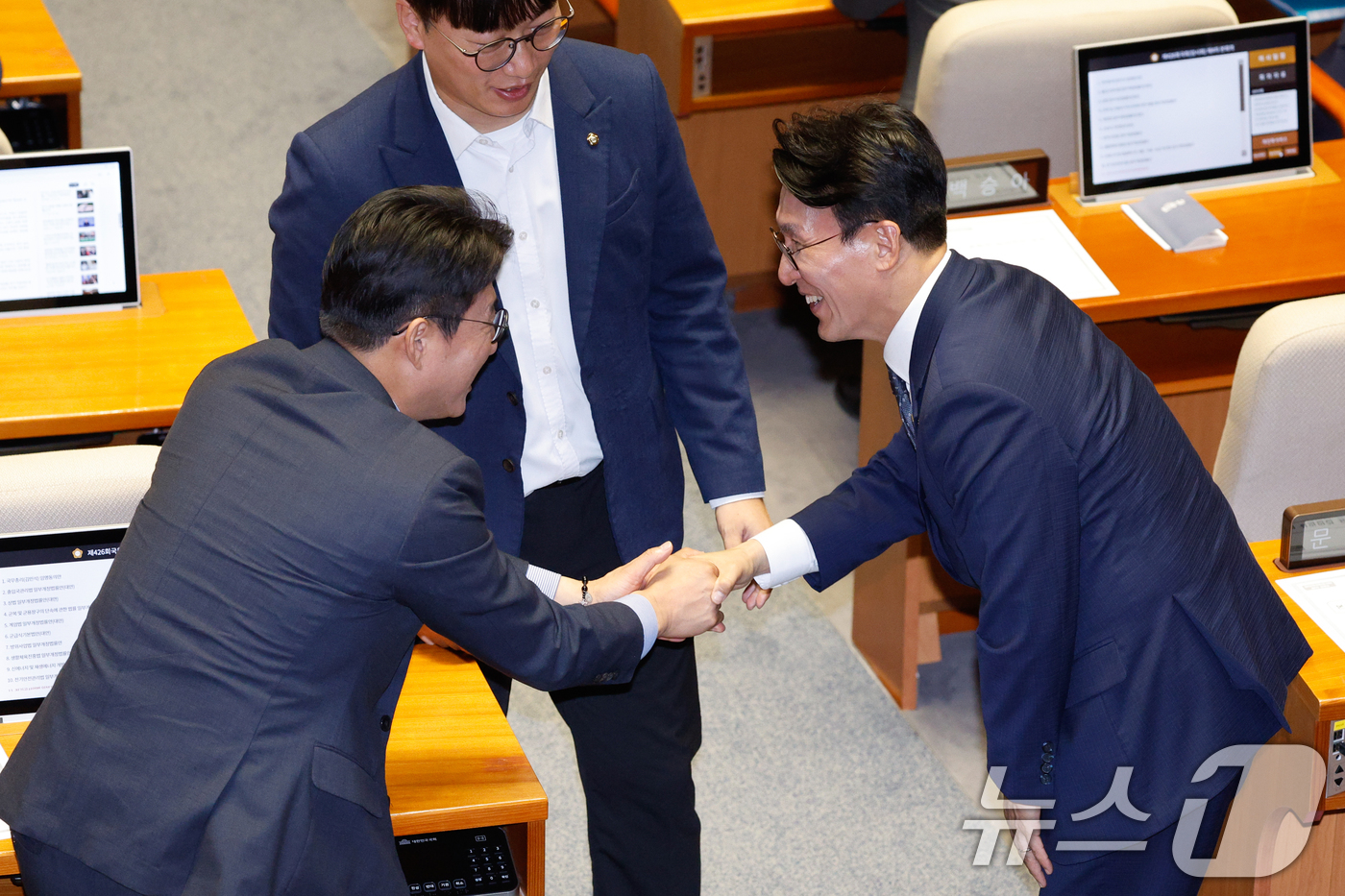 (서울=뉴스1) 안은나 기자 = 김민석 국무총리 후보자가 3일 오후 서울 여의도 국회에서 열린 제426회국회(임시회) 제4차 본회의에서 본인의 임명동의안에 무기명 투표를 마친 뒤 …