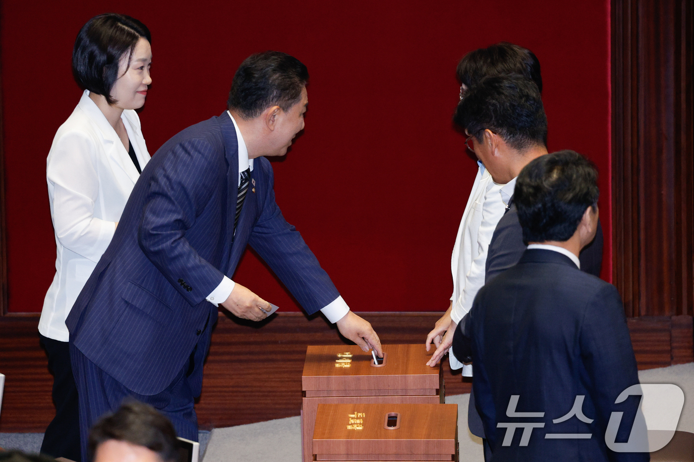 (서울=뉴스1) 안은나 기자 = 김병기 더불어민주당 대표 직무대행 겸 원내대표가 3일 오후 서울 여의도 국회에서 열린 제426회국회(임시회) 제4차 본회의에서 김민석 국무총리 임명 …