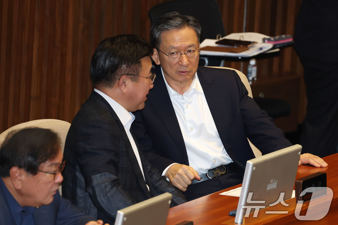 (서울=뉴스1) 이광호 기자 = 정성호 법무부 장관 후보자와 윤호중 행정안전부 장관 후보자가 3일 오후 서울 여의도 국회에서 열린 본회의에서 대화하고 있다. 2025.7.3/뉴스1 …