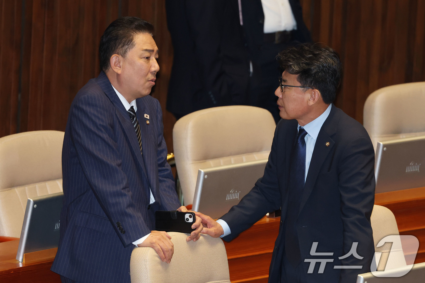 (서울=뉴스1) 이광호 기자 = 김병기 더불어민주당 대표 직무대행 겸 원내대표와 진성준 정책위의장이 3일 오후 서울 여의도 국회에서 열린 본회의에서 대화하고 있다. 2025.7.3 …