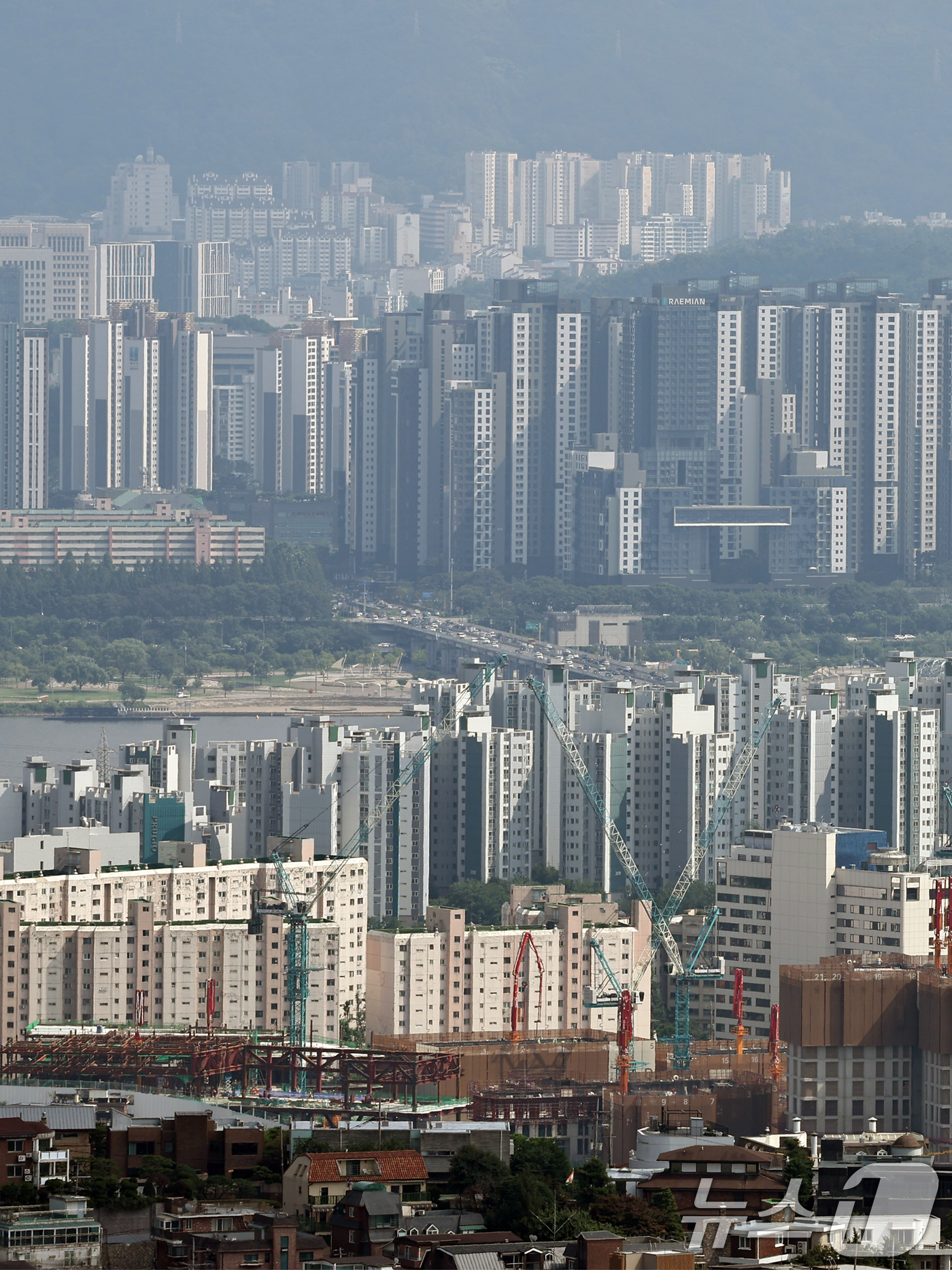 (서울=뉴스1) 민경석 기자 = 이재명 대통령이 3일 정부의 부동산 정책에 대해 "이번 대출 규제는 맛보기에 불과하다"며 "수요 억제책은 많이 남아있다"고 밝혔다.이 대통령은 이날 …