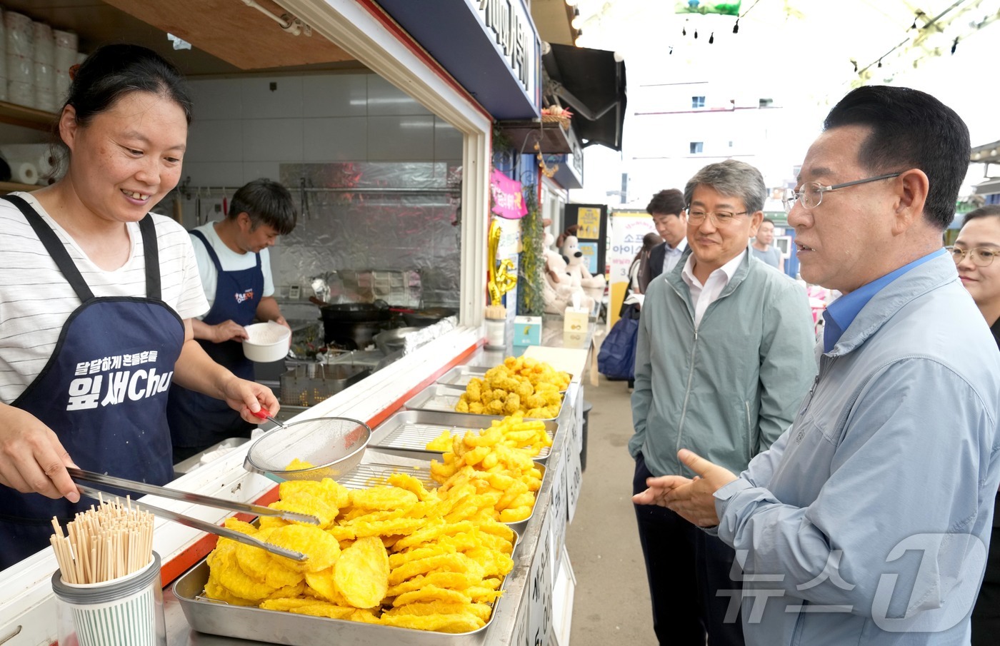 (무안=뉴스1) 전원 기자 = 3일 전통시장·소상공인 경영애로 청취를 위한 금융버스 ‘가드림’ 일일명예지점장으로 위촉된 김영록 전라남도지사가 구례5일시장을 둘러보며 상인들을 격려하 …