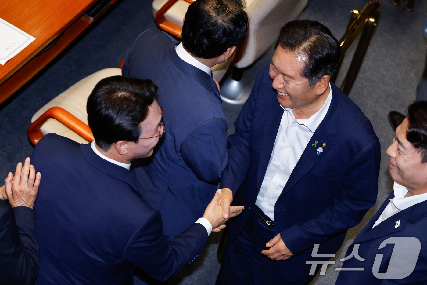 (서울=뉴스1) 안은나 기자 = 김민석 국무총리 후보자가 3일 오후 서울 여의도 국회에서 열린 제426회국회(임시회) 제4차 본회의에서 본인의 임명동의안에 무기명 투표를 하기 전 …