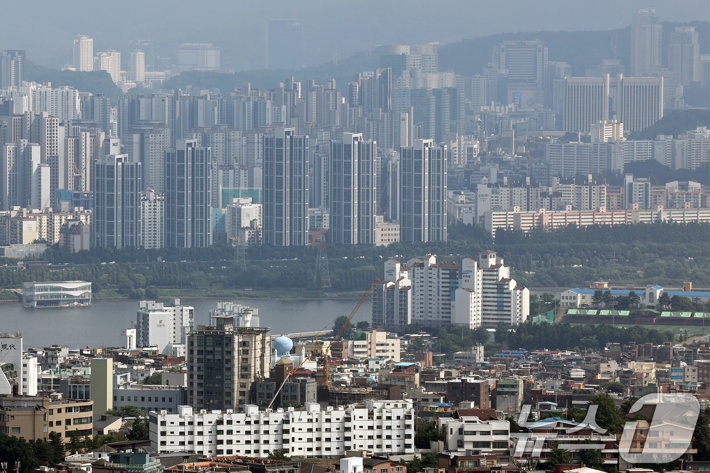 본문 이미지 - 서울 중구 남산에서 바라본 강남 일대 아파트 단지 모습. 2025.7.3/뉴스1 ⓒ News1 민경석 기자