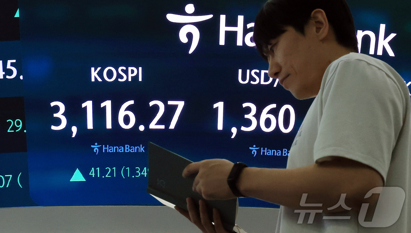 (서울=뉴스1) 김진환 기자 = 3일 오후 서울 중구 하나은행 본점 딜링룸 전광판에 코스피 종가 현황이 표시돼 있다.이날 코스피는 전 거래일 종가와 비교해 41.21포인트 (1.3 …