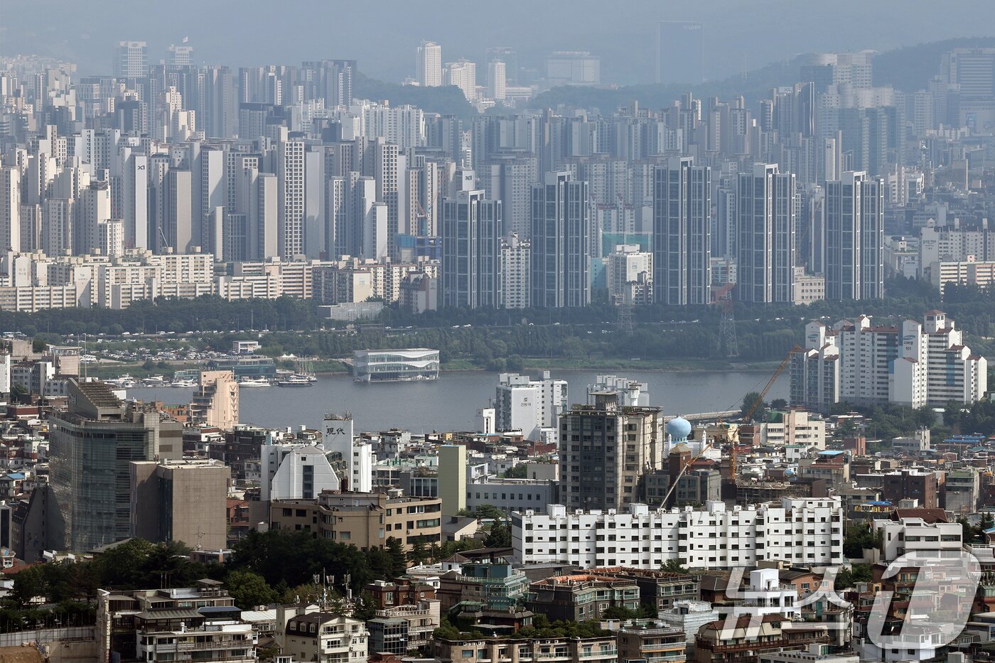 본문 이미지 - 서울 중구 남산에서 바라본 강남 일대 아파트 단지. 2025.7.3/뉴스1 ⓒ News1 민경석 기자