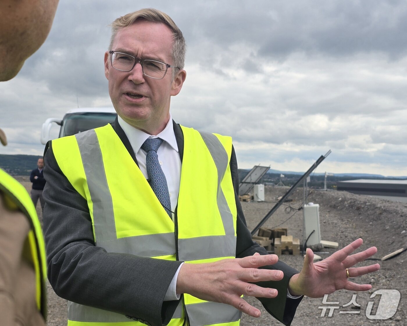 본문 이미지 - 콜린 크룩스 주한영국대사가 6월 25일 티스밸리를 찾아 현지 개발 가능성 등에 대해 설명하고 있다. ⓒ 뉴스1 황덕현 기자