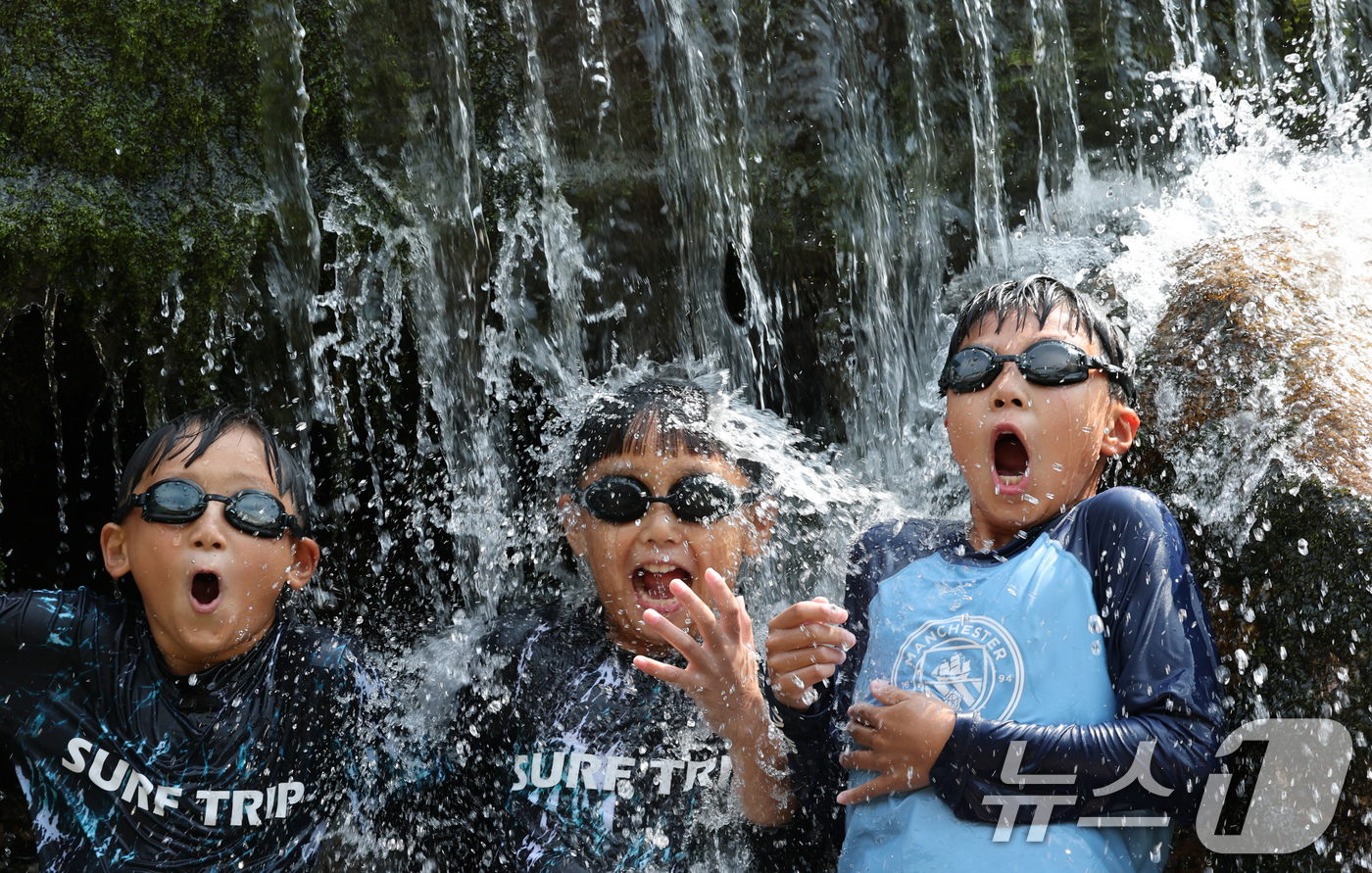 (대전=뉴스1) 김기태 기자 = 연일 한낮 최고기온이 30도를 넘기며 무더운 날씨가 이어지는 3일 충남 공주 동학사 계곡에서 아이들이 물놀이를 하며 더위를 식히고 있다. 2025. …