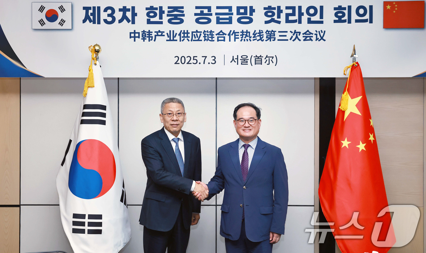 (서울=뉴스1) = 김종철 산업통상자원부 통상협력국장이 3일 서울 종로구 포시즌스호텔에서 열린 제3차 한-중 공급망 핫라인 회의에서 왕 리핑 중국 상무부 아주사장과 기념촬영을 하고 …