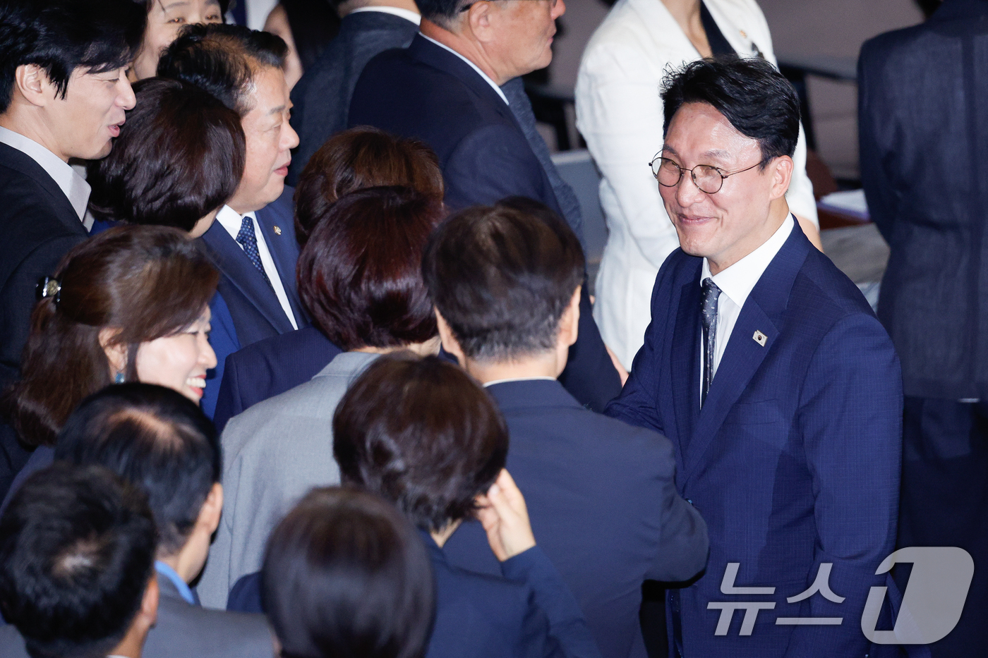 (서울=뉴스1) 안은나 기자 = 김민석 국무총리 후보자가 3일 오후 서울 여의도 국회에서 열린 제426회국회(임시회) 제4차 본회의에서 본인의 임명동의안에 무기명 투표를 하기 위해 …