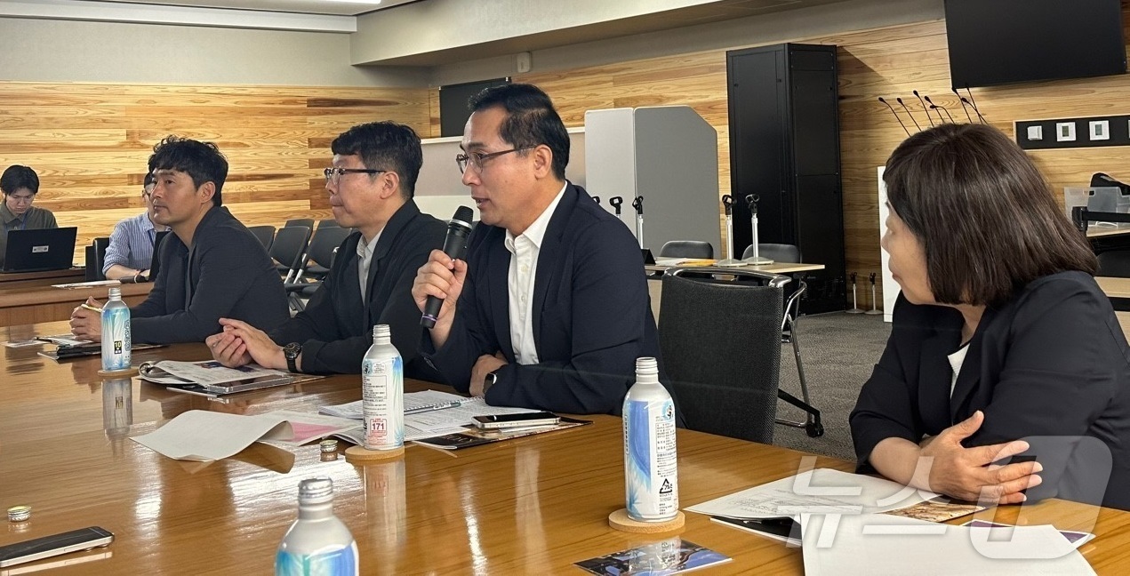 (대전=뉴스1) 이동원 기자 = 박희조 대전 동구청장이 3일 일본 교토시청을 방문해 도시계획과 관계자들과 간담회를 갖고, 구도심 공동화 해소와 지역 균형발전을 이끈 교토역 개발 사 …