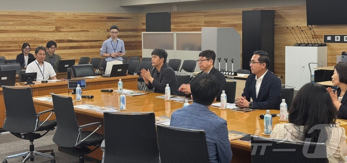 (대전=뉴스1) 이동원 기자 = 박희조 대전 동구청장이 3일 일본 교토시청을 방문해 도시계획과 관계자들과 간담회를 갖고, 구도심 공동화 해소와 지역 균형발전을 이끈 교토역 개발 사 …