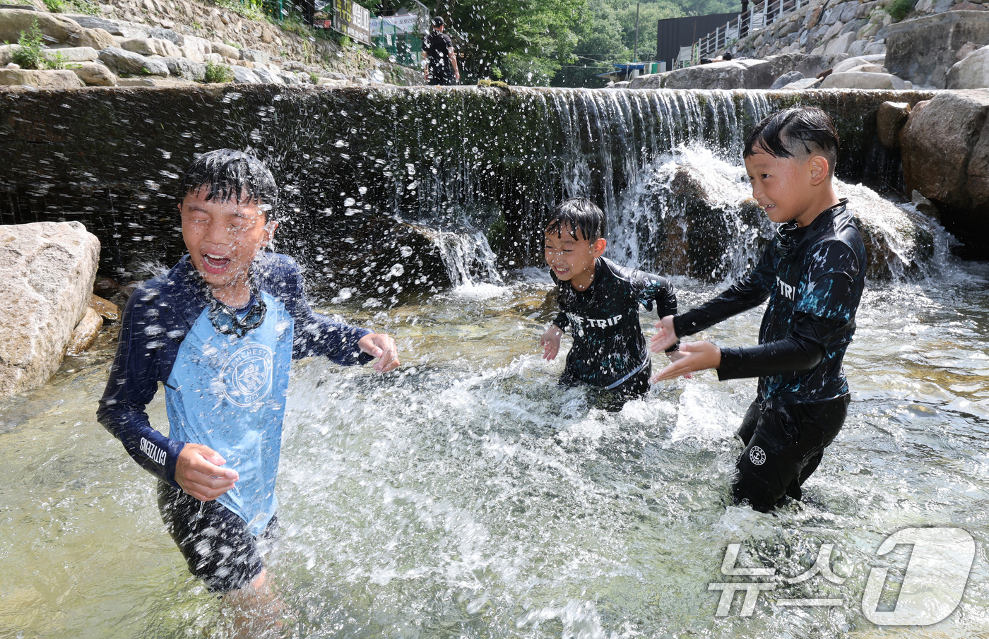 (공주=뉴스1) 김기태 기자 = 연일 한낮 최고기온이 30도를 넘기며 무더운 날씨가 이어지는 3일 충남 공주 동학사 계곡에서 아이들이 물놀이를 하며 더위를 식히고 있다. 2025. …