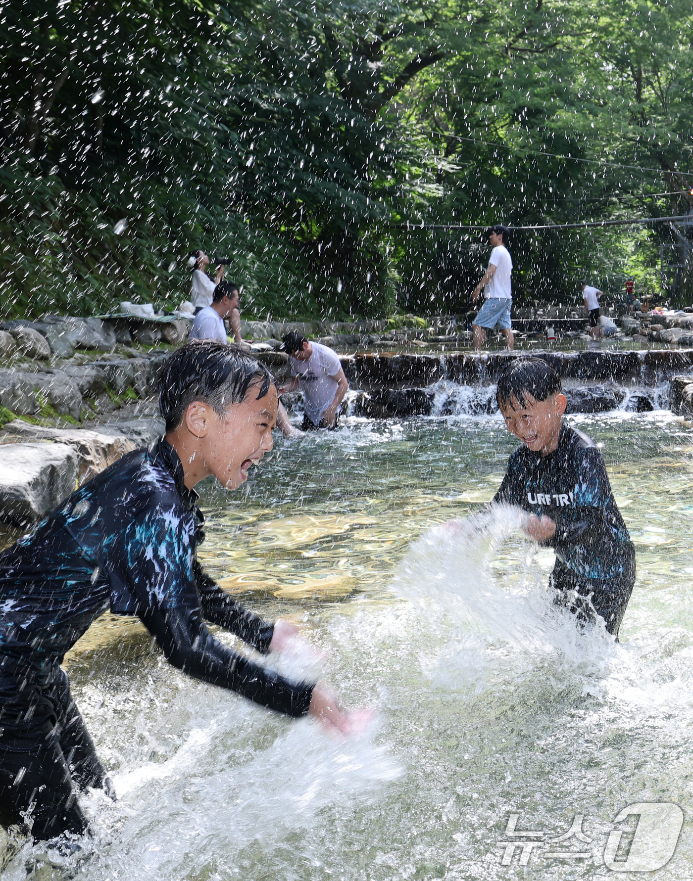 (공주=뉴스1) 김기태 기자 = 연일 한낮 최고기온이 30도를 넘기며 무더운 날씨가 이어진 가운데 3일 충남 공주 동학사 계곡에서 아이들이 물놀리를 하며 더위를 식히고 있다. 20 …