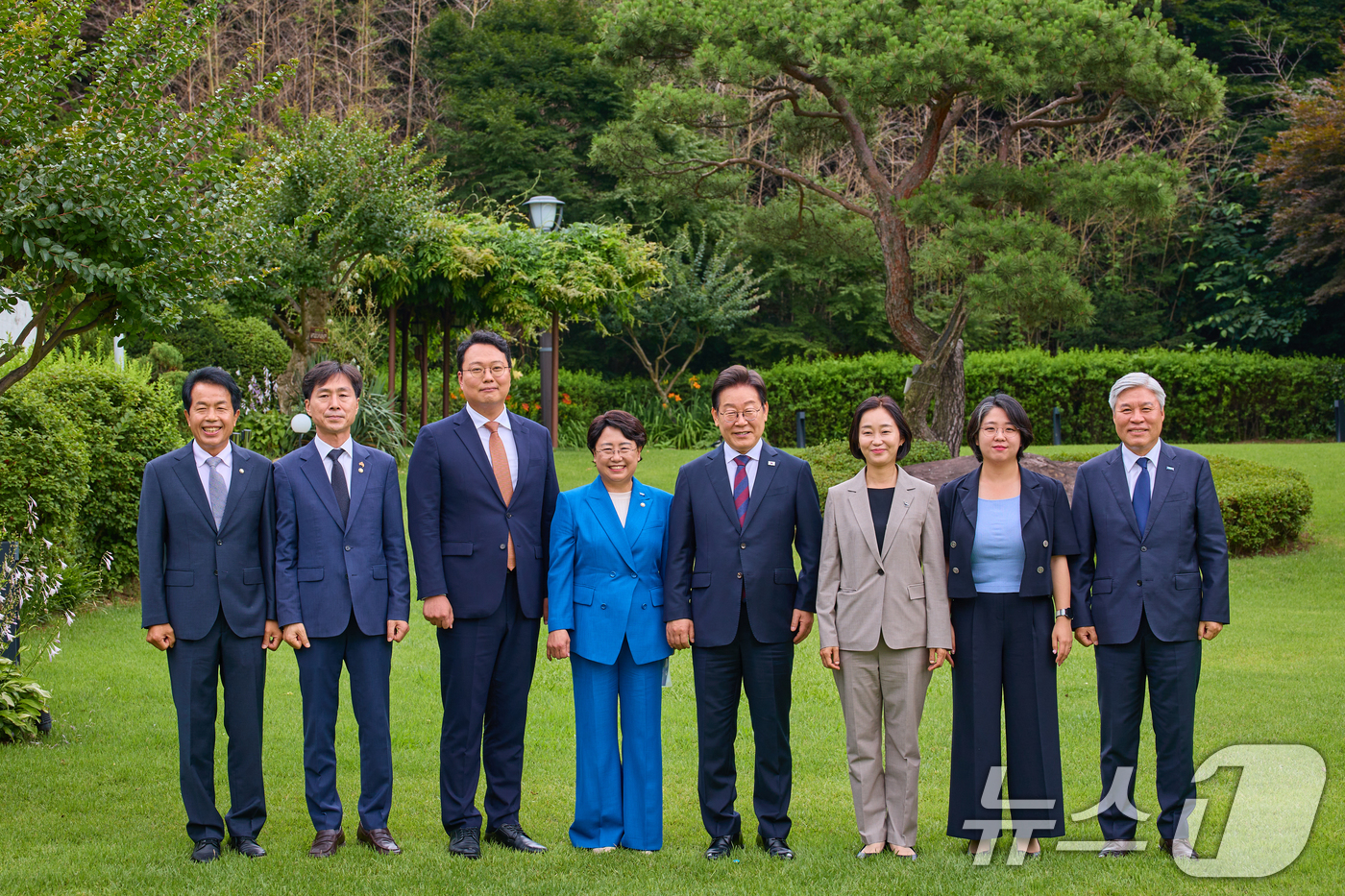 (서울=뉴스1) 허경 기자 = 이재명 대통령이 3일 서울 한남동 관저에서 열린 국회 비교섭단체 지도부와 오찬회동에 앞서 기념촬영을 하고 있다.사진 왼쪽부터 윤종오 진보당 원내대표, …
