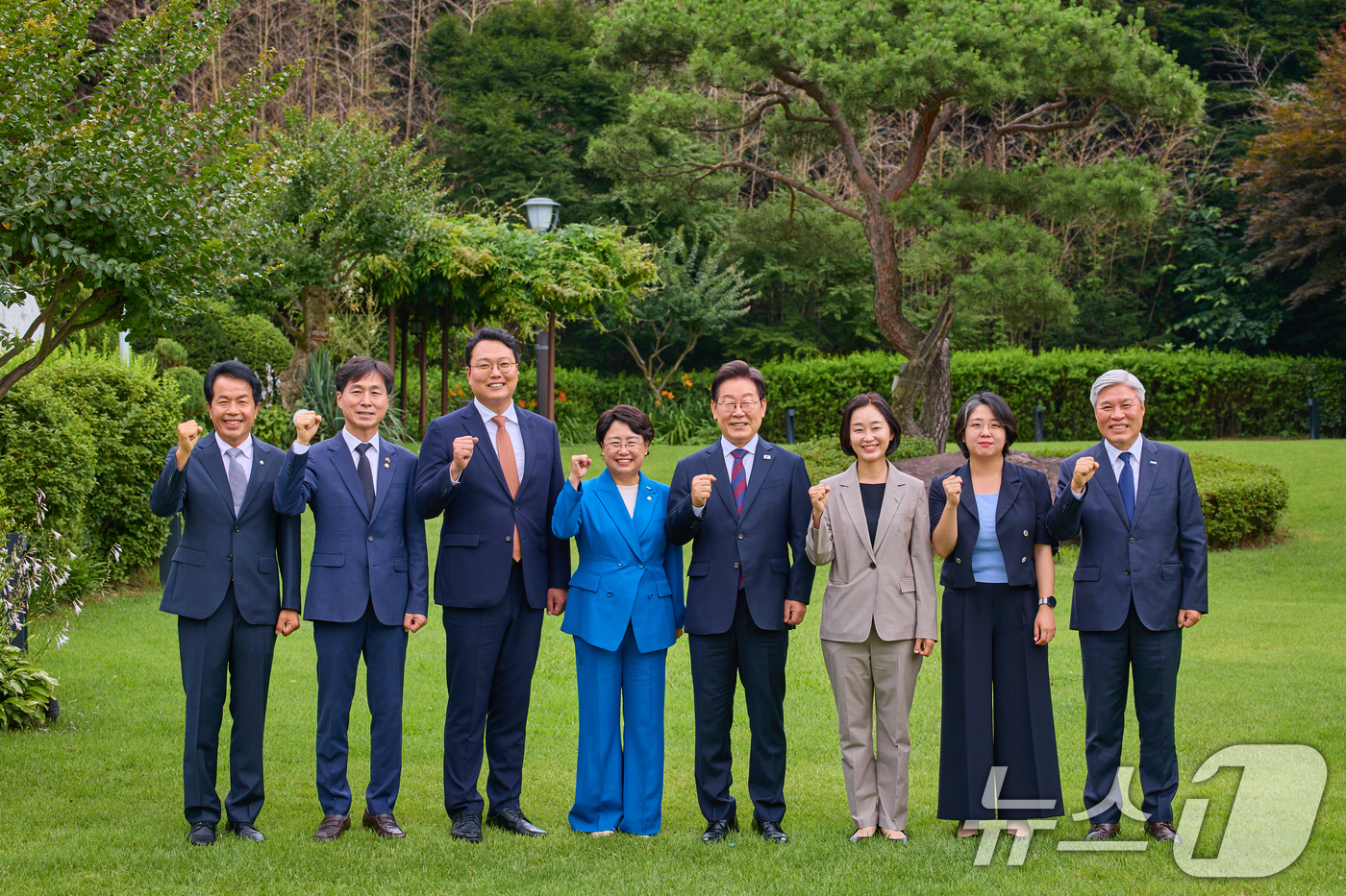 (서울=뉴스1) 허경 기자 = 이재명 대통령이 3일 서울 한남동 관저에서 열린 국회 비교섭단체 지도부와 오찬회동에 앞서 기념촬영을 하고 있다.사진 왼쪽부터 윤종오 진보당 원내대표, …