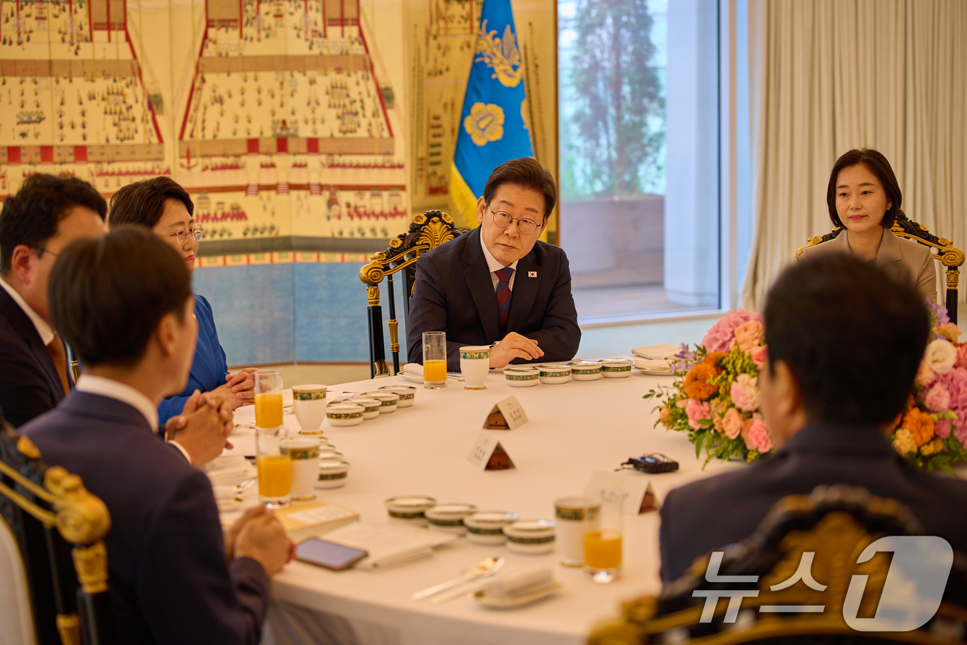 (서울=뉴스1) 허경 기자 = 이재명 대통령이 3일 서울 한남동 관저에서 열린 국회 비교섭단체 지도부와의 오찬회동에서 참석자들의 발언을 경청하고 있다. (대통령실 제공. 재판매 및 …