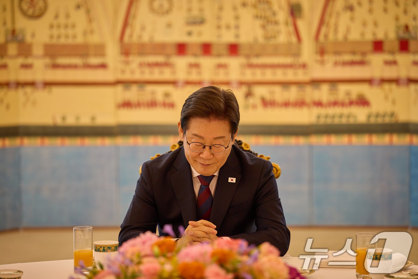 (서울=뉴스1) 허경 기자 = 이재명 대통령이 3일 서울 한남동 관저에서 열린 국회 비교섭단체 지도부와의 오찬회동에서 참석자들의 발언을 경청하고 있다. (대통령실 제공. 재판매 및 …