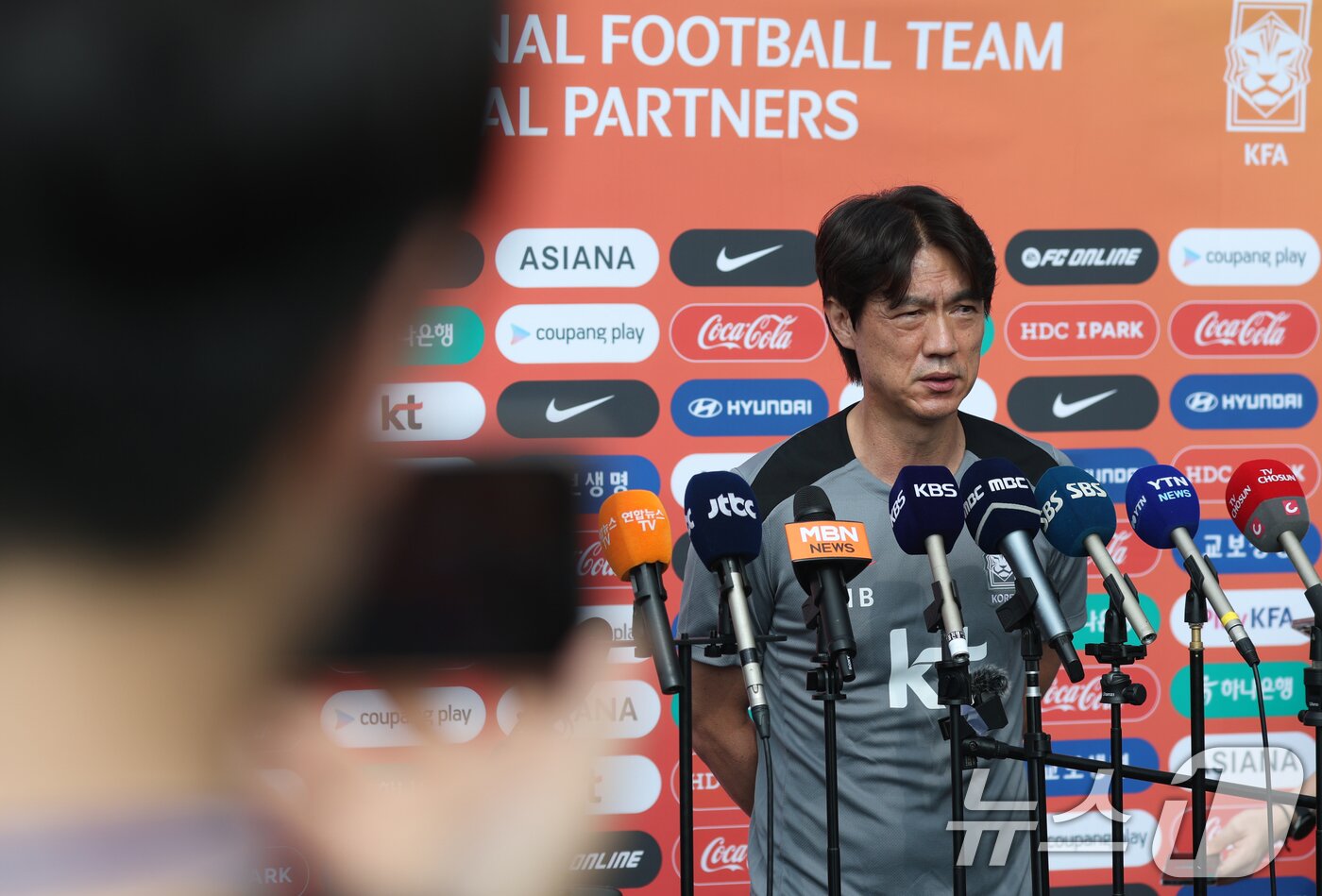 본문 이미지 - 3일 오후 경기 성남시 중원구 성남종합운동장에서 열린 2025 동아시아축구연맹(EAFF) E1 챔피언십(동아시안컵) 대한민국 축구 국가대표팀 홍명보 감독이 훈련 전 인터뷰를 하고 있다. 한국 남녀국가대표팀이 참가하는 EAFF E1 챔피언십은 오는 7월 7일부터 16일까지 경기도 3개 도시(용인, 수원, 화성)에서 개최된다. 2025.7.3/뉴스1 ⓒ News1 김영운 기자