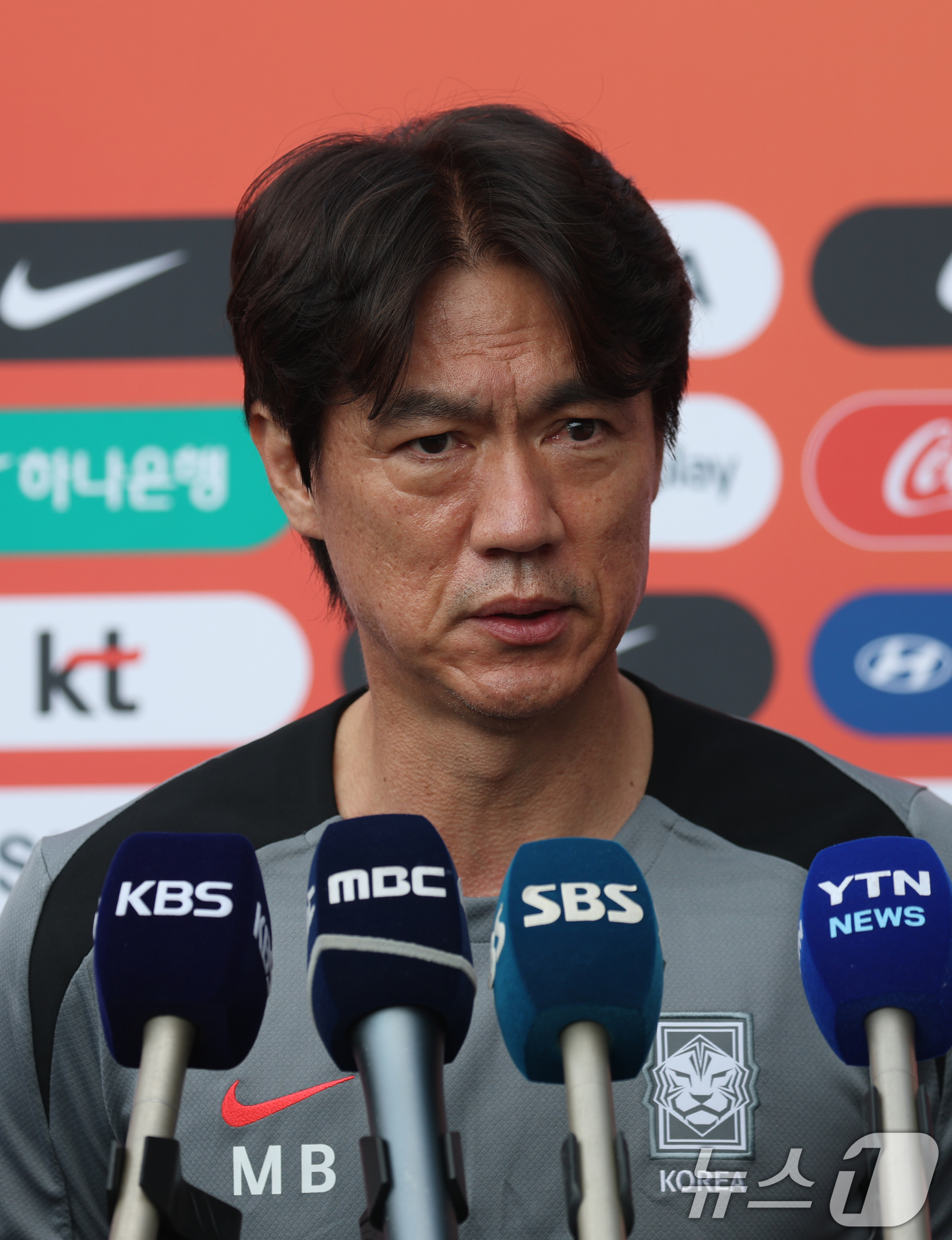 (성남=뉴스1) 김영운 기자 = 3일 오후 경기 성남시 중원구 성남종합운동장에서 열린 2025 동아시아축구연맹(EAFF) E1 챔피언십(동아시안컵) 대한민국 축구 국가대표팀 홍명보 …