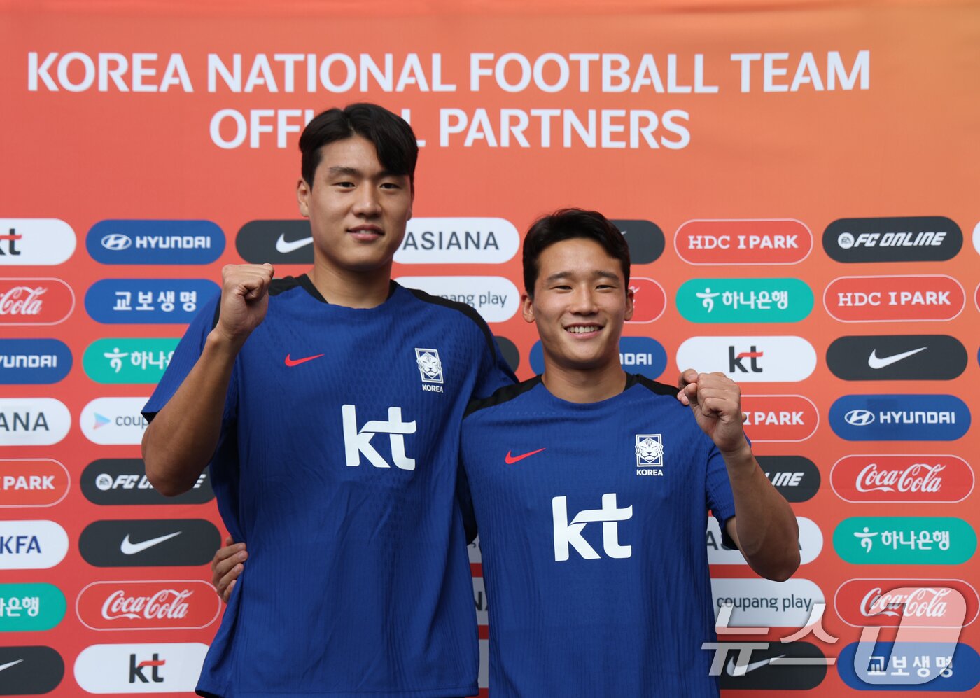 본문 이미지 - 3일 오후 경기 성남시 중원구 성남종합운동장에서 열린 2025 동아시아축구연맹&#40;EAFF&#41; E1 챔피언십&#40;동아시안컵&#41; 대한민국 축구 국가대표팀 이호재와 이태석이 훈련 전 파이팅을 하고 있다. 2025.7.3/뉴스1 ⓒ News1 김영운 기자