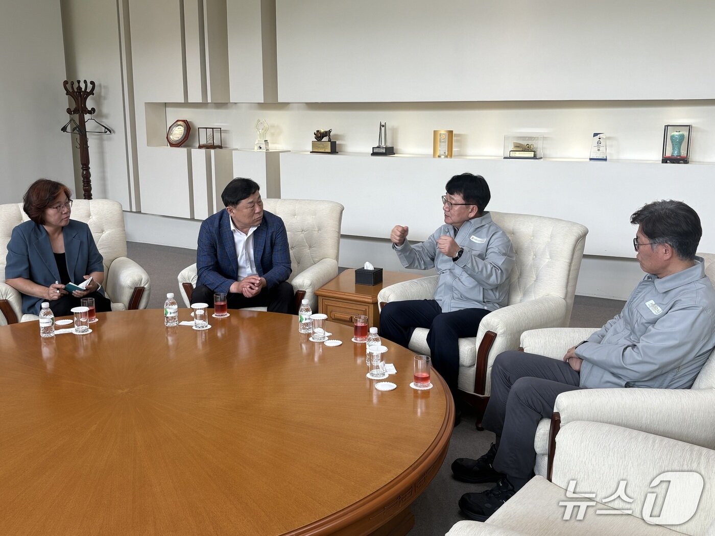 본문 이미지 - 김종훈 동구청장(왼쪽에서 두번째)은 3일 올해 임금 협상을 진행 중인 HD현대중공업을 방문해 원만한 합의를 위해 노력해줄 것을 요청했다.(울산 동구 제공. 재판매 및 DB금지)/뉴스1