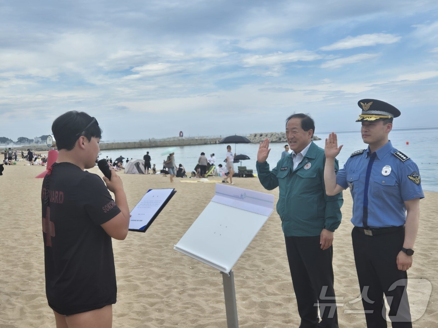 본문 이미지 - 3일 개장을 하루 앞둔 강원 속초해수욕장에서 인명구조 합동훈련이 실시되고 있다. 2025.7.3/뉴스1 ⓒ News1 윤왕근 기자