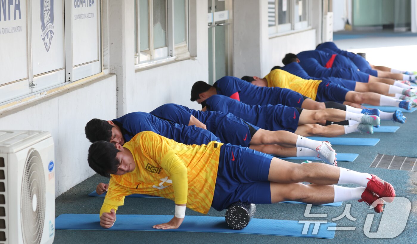 본문 이미지 - 2025 동아시아축구연맹&#40;EAFF&#41; E1 챔피언십&#40;동아시안컵&#41;에 나서는 대한민국 축구 국가대표팀 선수들이 3일 오후 경기 성남시 중원구 성남종합운동장에서 훈련을 하고 있다. 한국 남녀국가대표팀이 참가하는 EAFF E1 챔피언십은 오는 7월 7일부터 16일까지 경기도 3개 도시&#40;용인, 수원, 화성&#41;에서 개최된다. 2025.7.3/뉴스1 ⓒ News1 김영운 기자