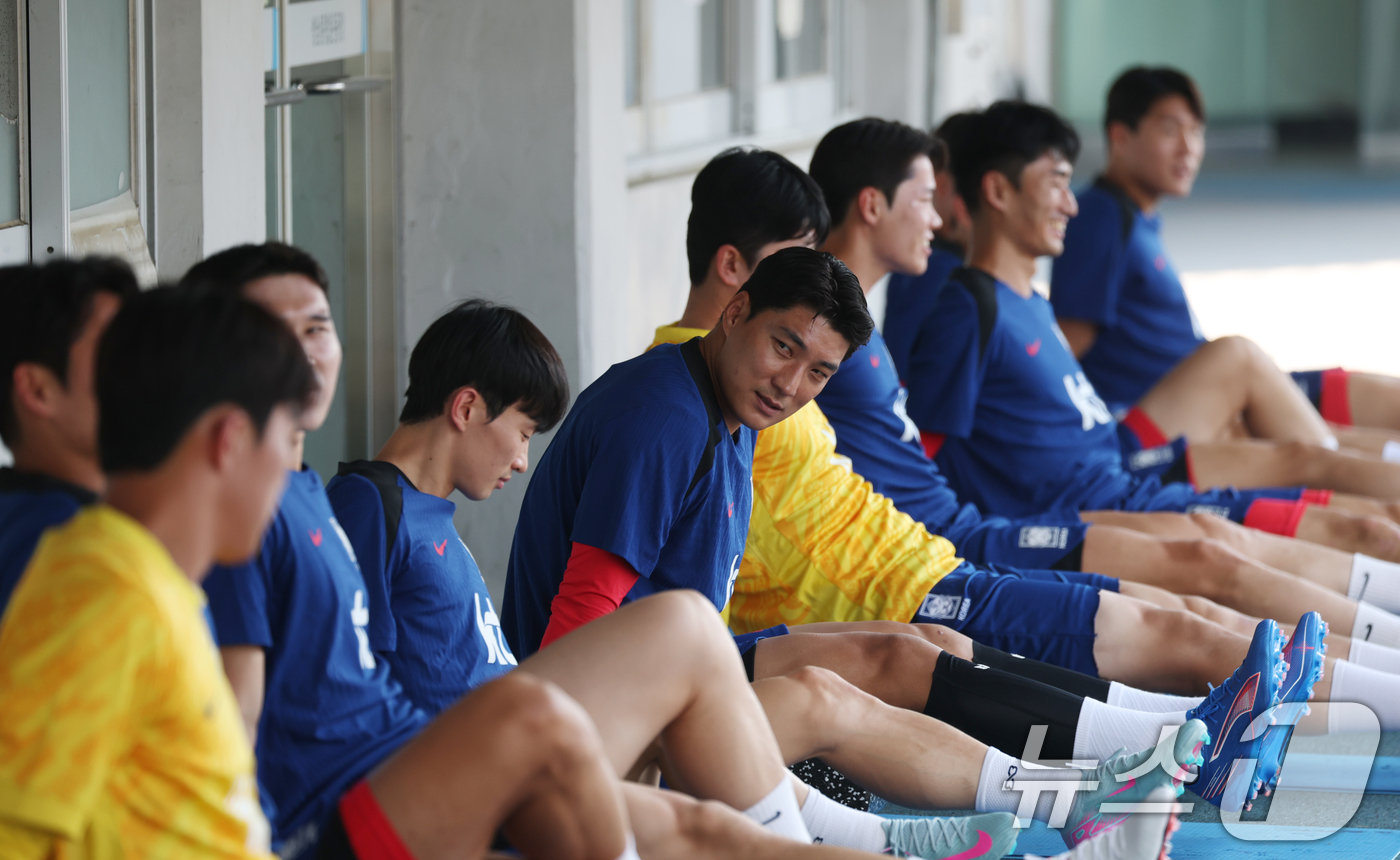 (성남=뉴스1) 김영운 기자 = 3일 오후 경기 성남시 중원구 성남종합운동장에서 열린 2025 동아시아축구연맹(EAFF) E1 챔피언십(동아시안컵) 대한민국 축구 국가대표팀 훈련에 …